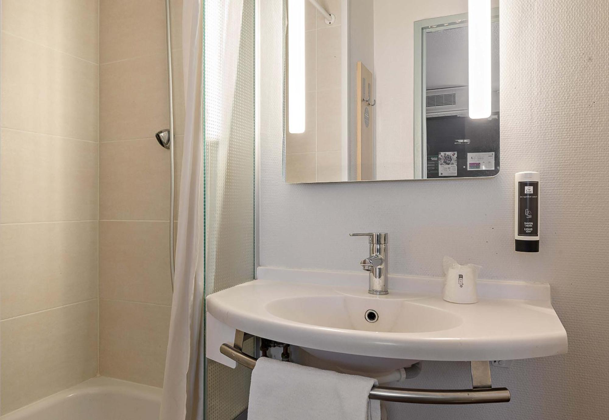 B&B Hotel Rouen Parc Des Expos Zenith Ле-Гран-Кевийи Экстерьер фото